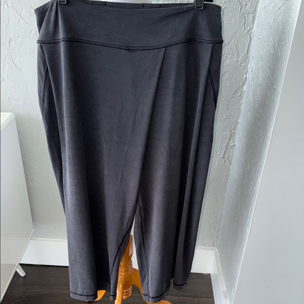 Lululemon Wide leg, Black Wash/Dark Gray Capri